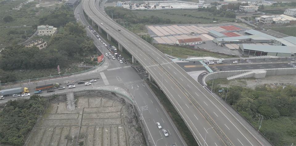 彰化縣警察局運用空拍機，從高空掌握交流道周邊及平面道路車流，搭配地面警力進行交通疏導，因應國慶連假車潮。（圖／彰化縣警察局提供）