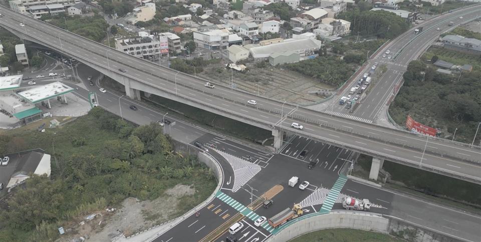 空拍畫面呈現高架道路與平面路口車流情形,彰化縣警察局透過高空監測掌握車輛排隊狀況,協助地面警力調整交通疏導措施。(圖/彰化縣警察局提供)