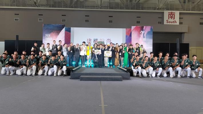 2026臺南國際時尚產業展於大臺南會展中心登場，與會貴賓、產業代表及身穿棒球服的參與者合影，展現城市運動文化與時尚創意的跨域連結。（圖／臺南市政府經濟發展局提供）