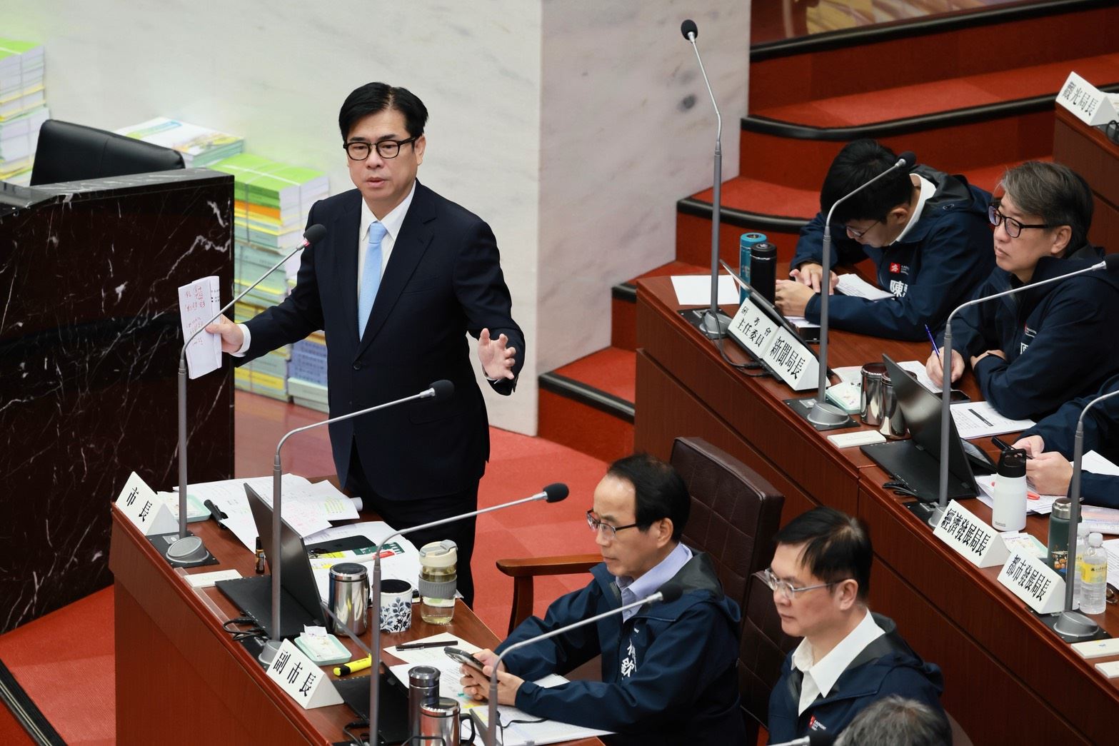 高雄市長陳其邁於市議會總質詢答覆議員提問，說明商圈活化與產業轉型布局，推動在地傳統產業鏈結AI供應鏈。（圖／高雄市政府新聞局提供）