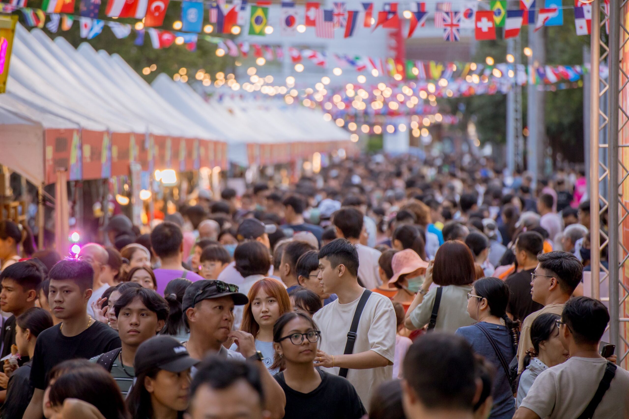 國慶連假免出國玩世界！屏東百攤市集登場　邱鋒澤、鼓鼓接力開唱