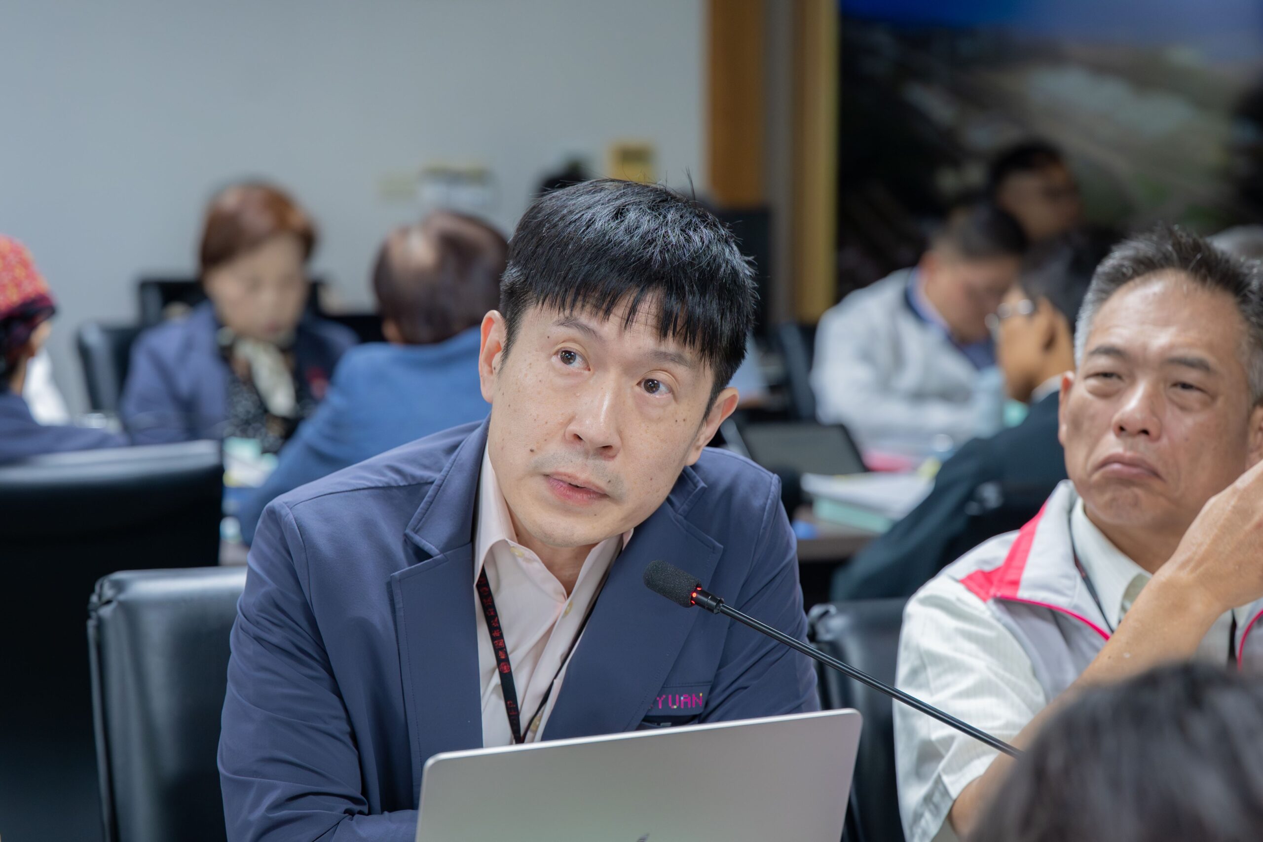 桃園市府於市政會議討論許厝港濕地復育計畫，將依生態需求適度整理紅樹林，搭配排水與水域環境改善，維持多樣化棲地及水鳥覓食空間。（圖／桃園市政府新聞處提供）