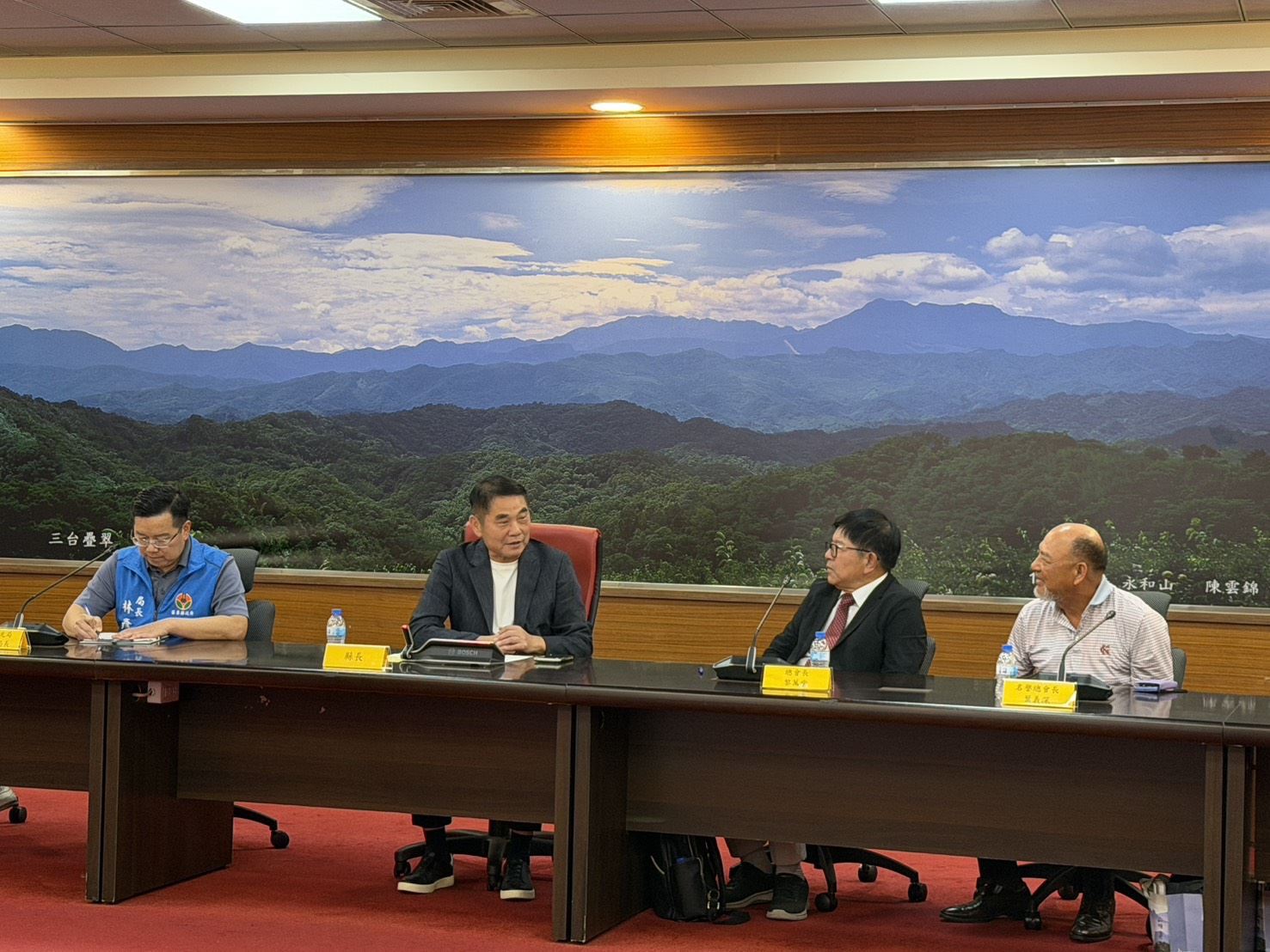 苗栗縣長鍾東錦（左二）與全球台灣客家聯合總會參訪團座談，就客家文化傳承、國際交流及觀光發展交換意見，深化海內外客家連結。（圖／苗栗縣政府提供）