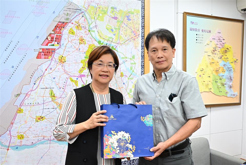 彰化縣長王惠美(左)致贈伴手禮予日本學者德村志成教授,感謝分享日本觀光經驗,為彰化觀光推廣與地方發展提供建議。(圖/彰化縣政府提供)