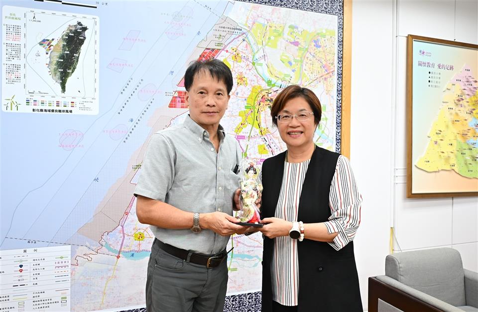 日本學者德村志成教授(左)回贈日本娃娃予彰化縣長王惠美,為此次觀光交流留下紀念,傳遞台日友好情誼。(圖/彰化縣政府提供)