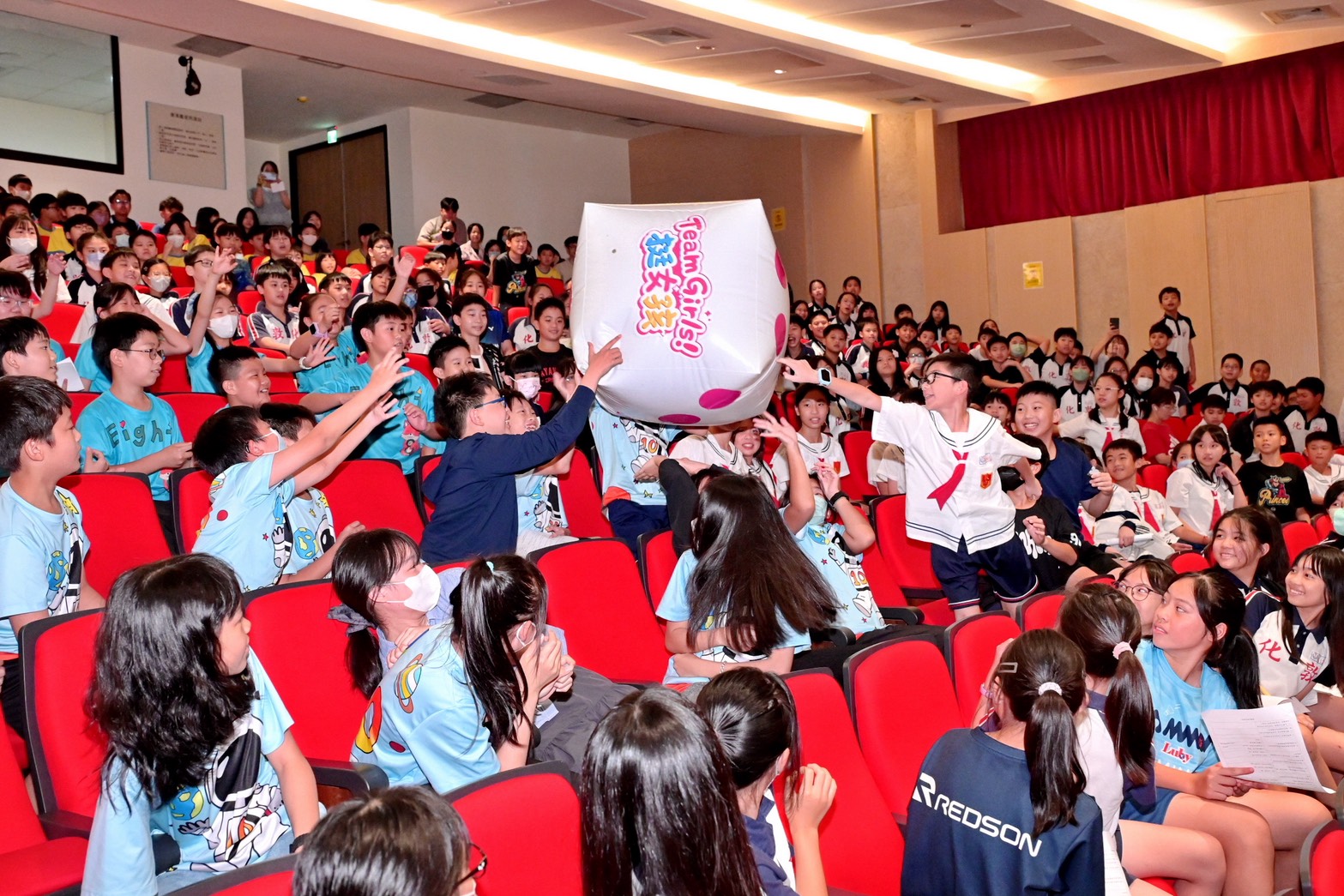 蘇菲「Team Girls！挺女孩生理教育計畫」邁入第二年，已走訪全臺19所偏鄉與都市中小學，透過校園講座、教師培訓與教學資源，累計影響超過4萬名師生，推動月經共學與友善校園環境。（圖／蘇菲提供）