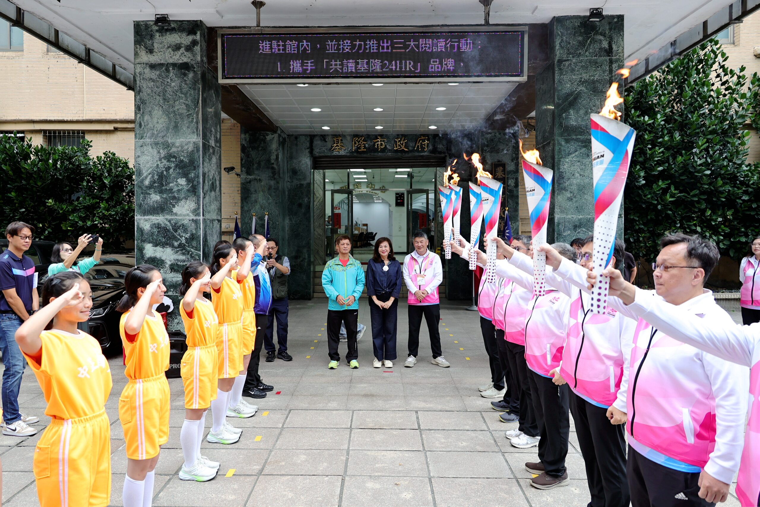 全民運動會聖火傳抵基隆，副市長邱佩琳代表市府迎接，期盼基隆代表隊延續龍獅運動提前摘下7金的氣勢，在桃園賽場再創佳績。（圖／基隆市政府提供）