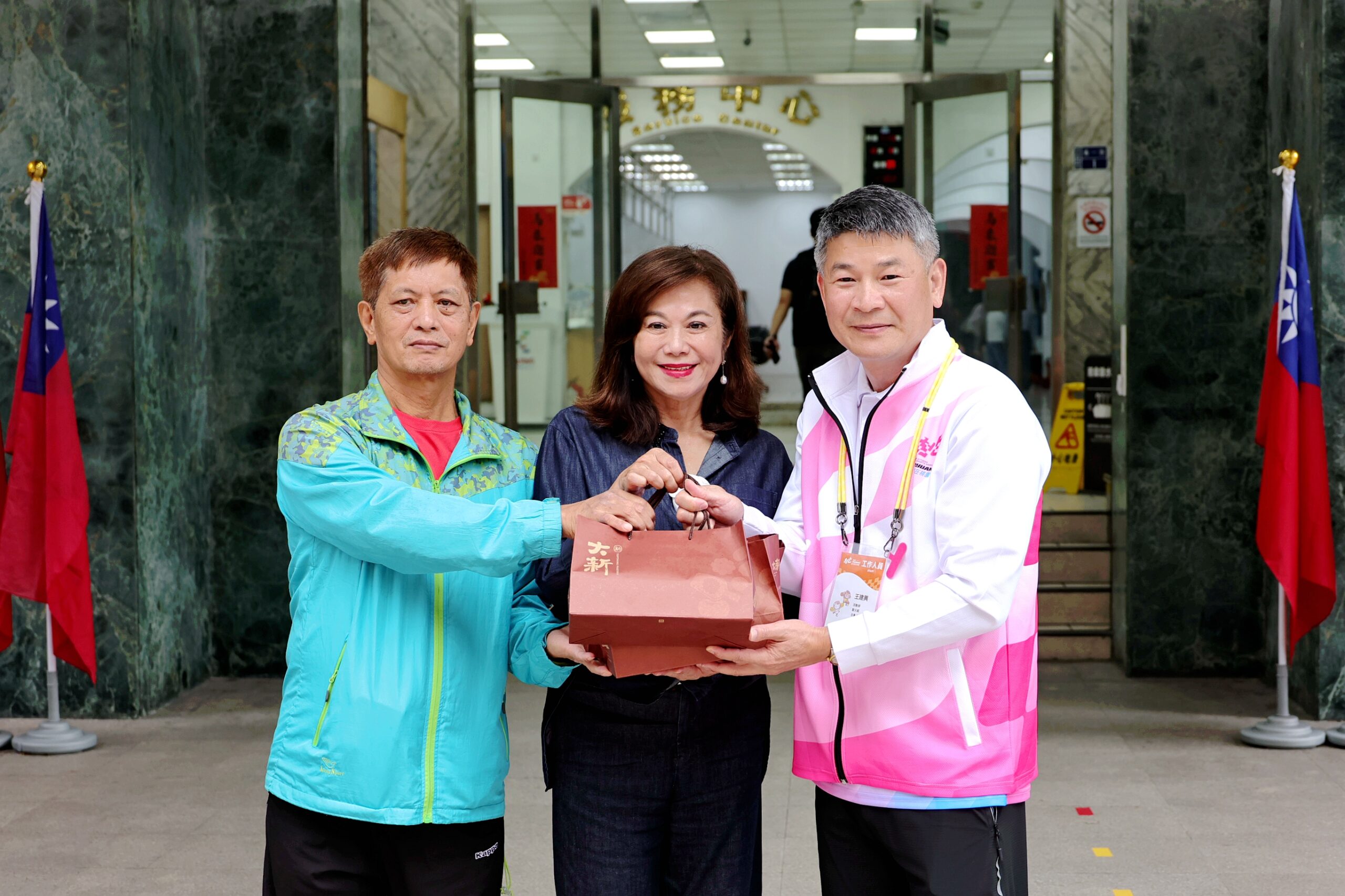 115年全民運動會聖火抵達基隆，副市長邱佩琳代表市府迎接；基隆龍獅代表隊已提前奪下7金，為本屆賽事傳回佳績。（圖／基隆市政府提供）