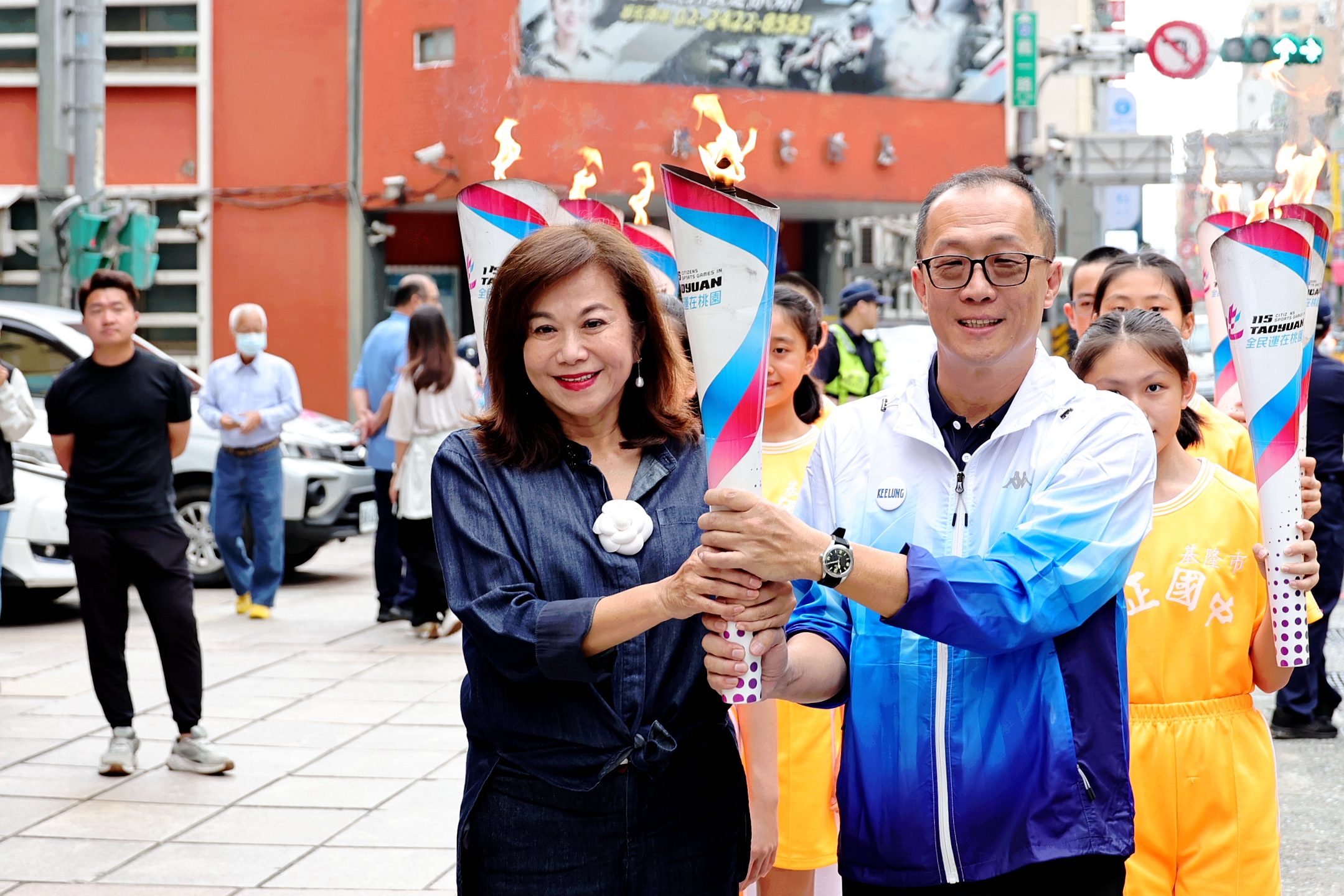 115年全民運動會聖火抵達基隆市政府，副市長邱佩琳代表市府迎接並進行聖火交接，為即將登場的桃園全民運賽事暖身。（圖／基隆市政府提供）