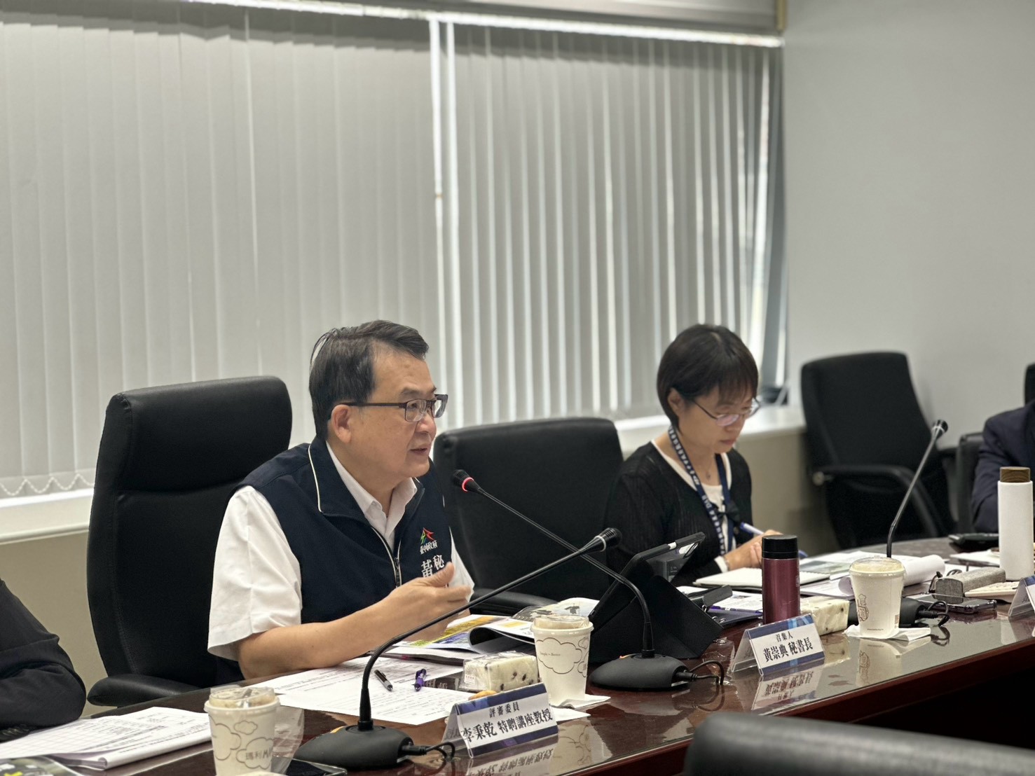 台中市政府秘書長黃崇典於AI創新應用競賽複審會議中致詞,鼓勵各機關從市民需求出發,善用AI提升公共服務品質。(圖/台中市政府提供)