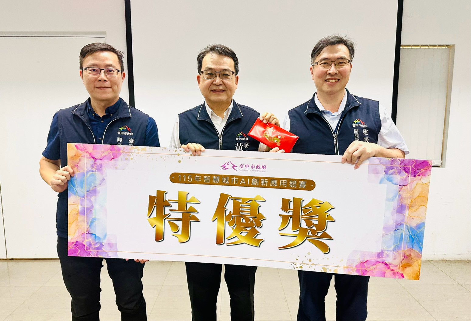 台中市政府建設局以「AI智慧守護道路品質」專案獲得第二屆AI創新應用競賽特優獎，運用AI影像辨識提升道路巡查效率及維護品質。（圖／台中市政府提供）