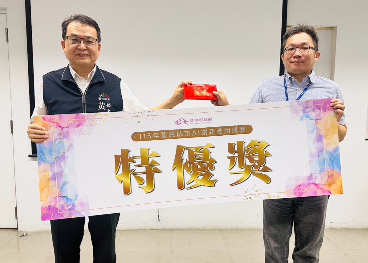 台中市政府交通局以「緊急車輛優先號誌」專案榮獲第二屆AI創新應用競賽特優獎，結合AI鳴笛聲辨識與優先號誌，協助提升救護通行效率。（圖／台中市政府提供）