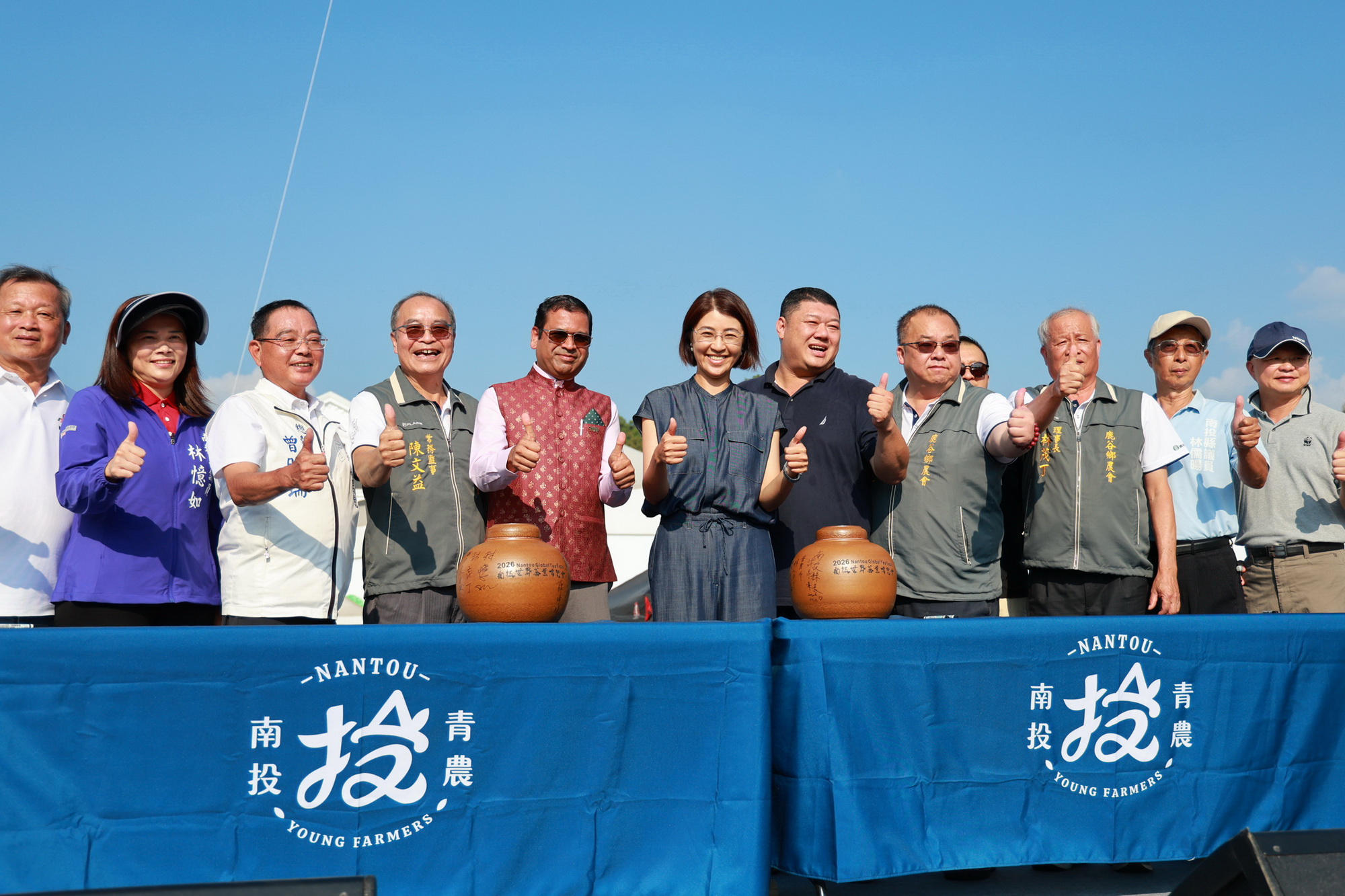 2026南投世界茶業博覽會以「千人暴打手搖飲」活動熱鬧收尾,民眾親手調製特色茶飲,體驗臺灣茶文化的創新魅力。(圖/南投縣政府提供)