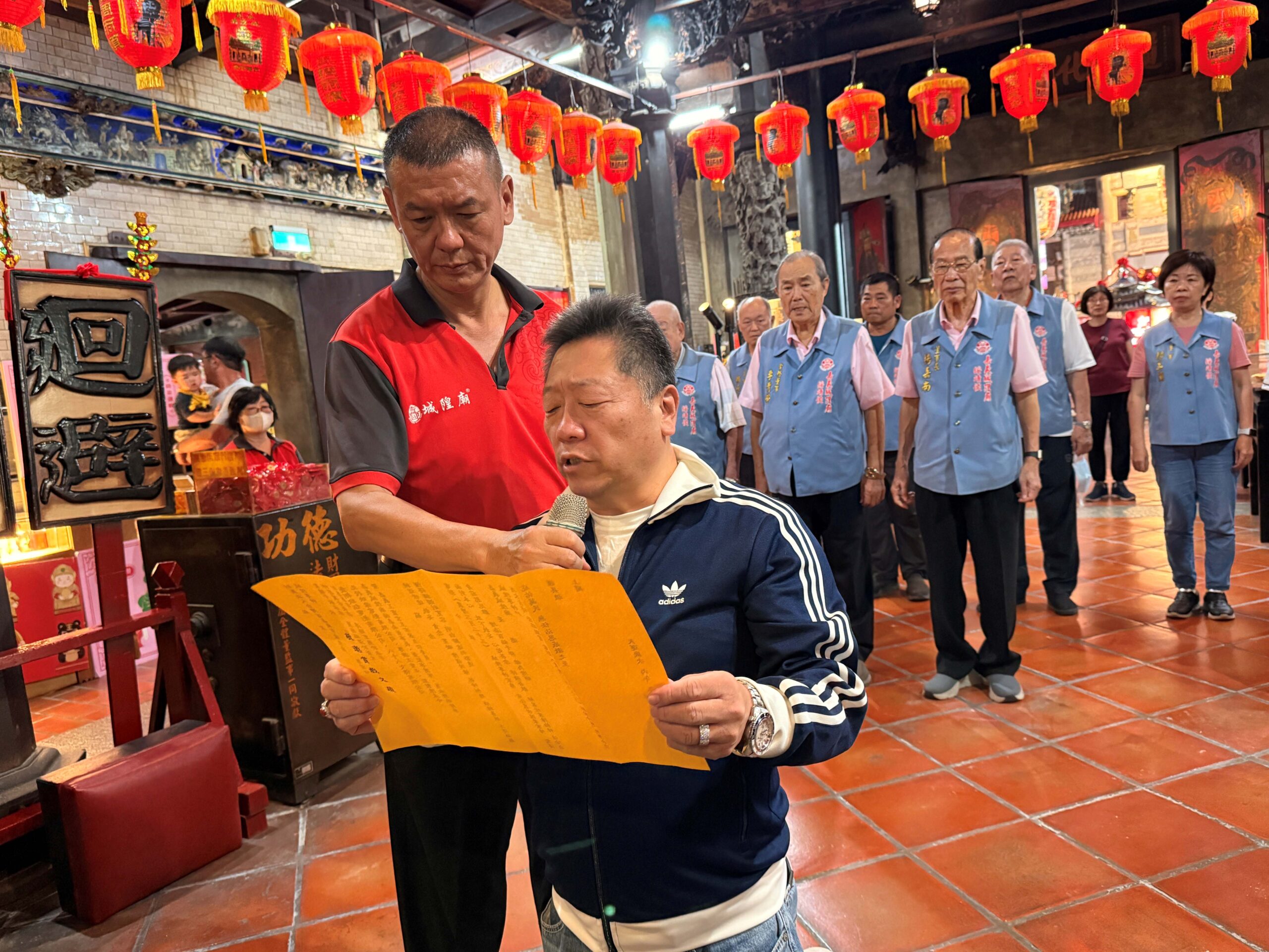 導演王重正在嘉義城隍廟期許這部作品能提醒大家保有一顆清淨初心、莫忘生而為人的純粹良善。(圖:壹捌玖伍電影有限公司)