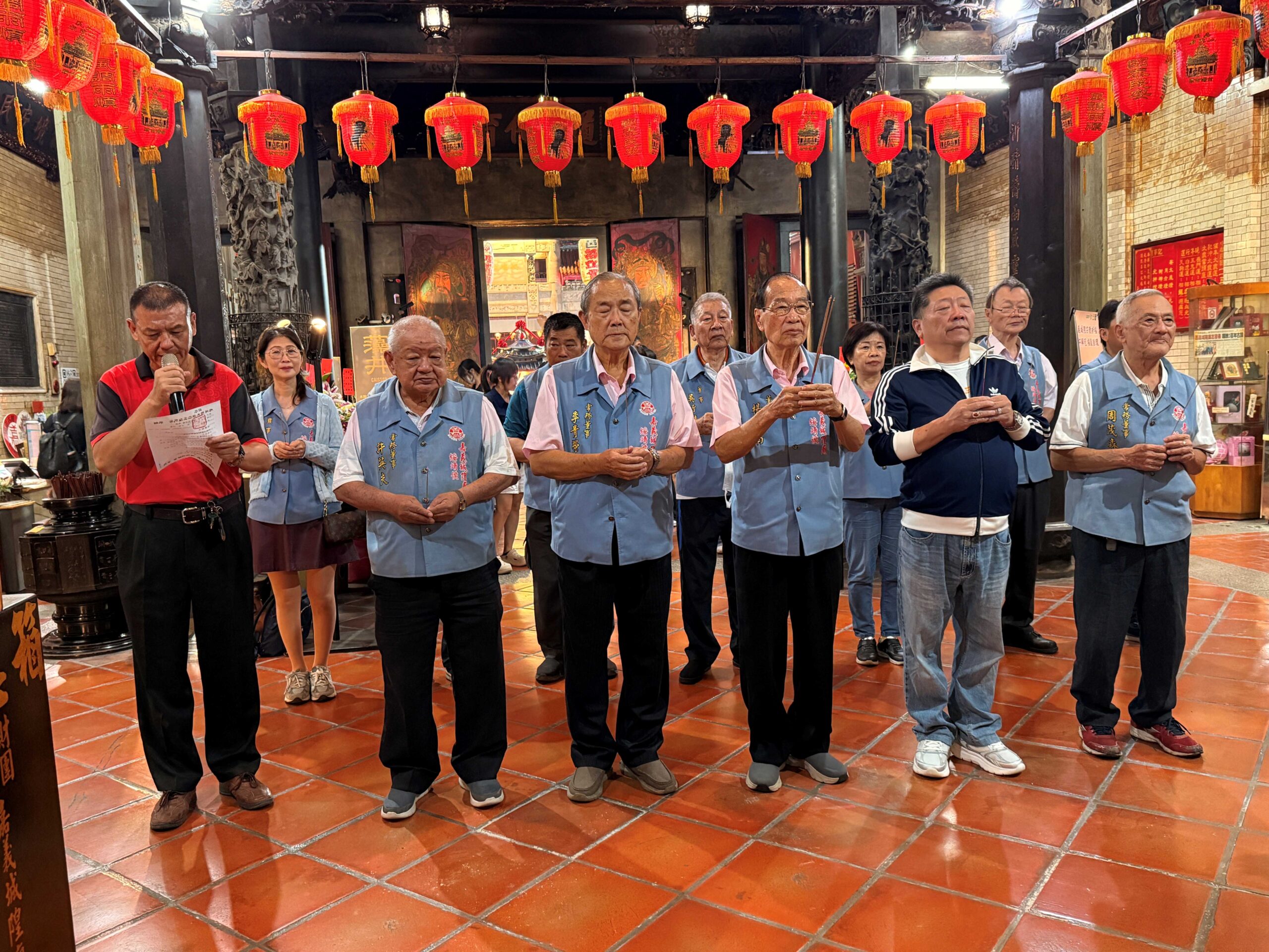 嘉義城隍廟董事長楊嘉南(左4)暨全體董監事的大力支持促成這次有意義的活動。(圖:壹捌玖伍電影有限公司)