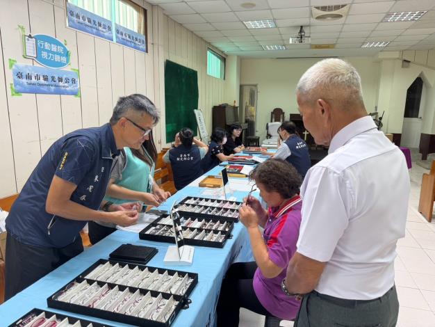 臺南市原民會將視力關懷服務帶進新化區新和教會，現場由專業人員協助族人試戴與選配老花眼鏡，提供就近便利的照護服務。（圖／臺南市政府提供）