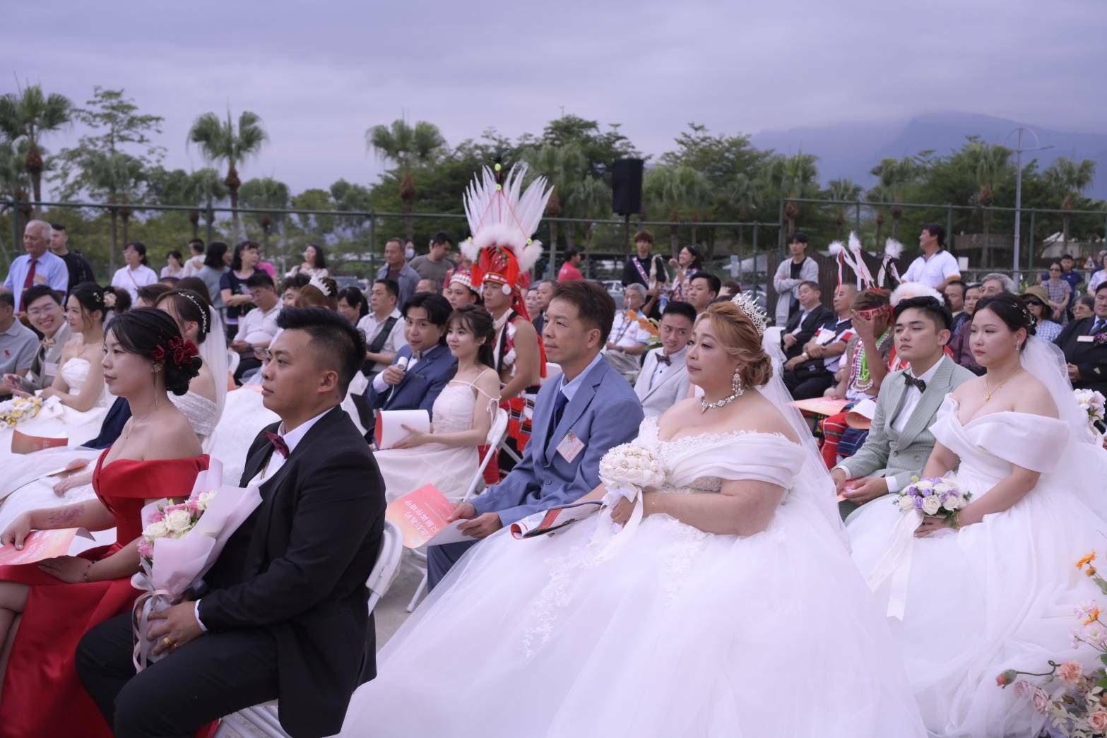 新人身著婚紗、西裝及傳統服飾，參與花蓮縣115年秋季集團結婚，在親友祝福與縱谷山景陪伴下，迎接幸福新篇章。（圖／花蓮縣政府提供）