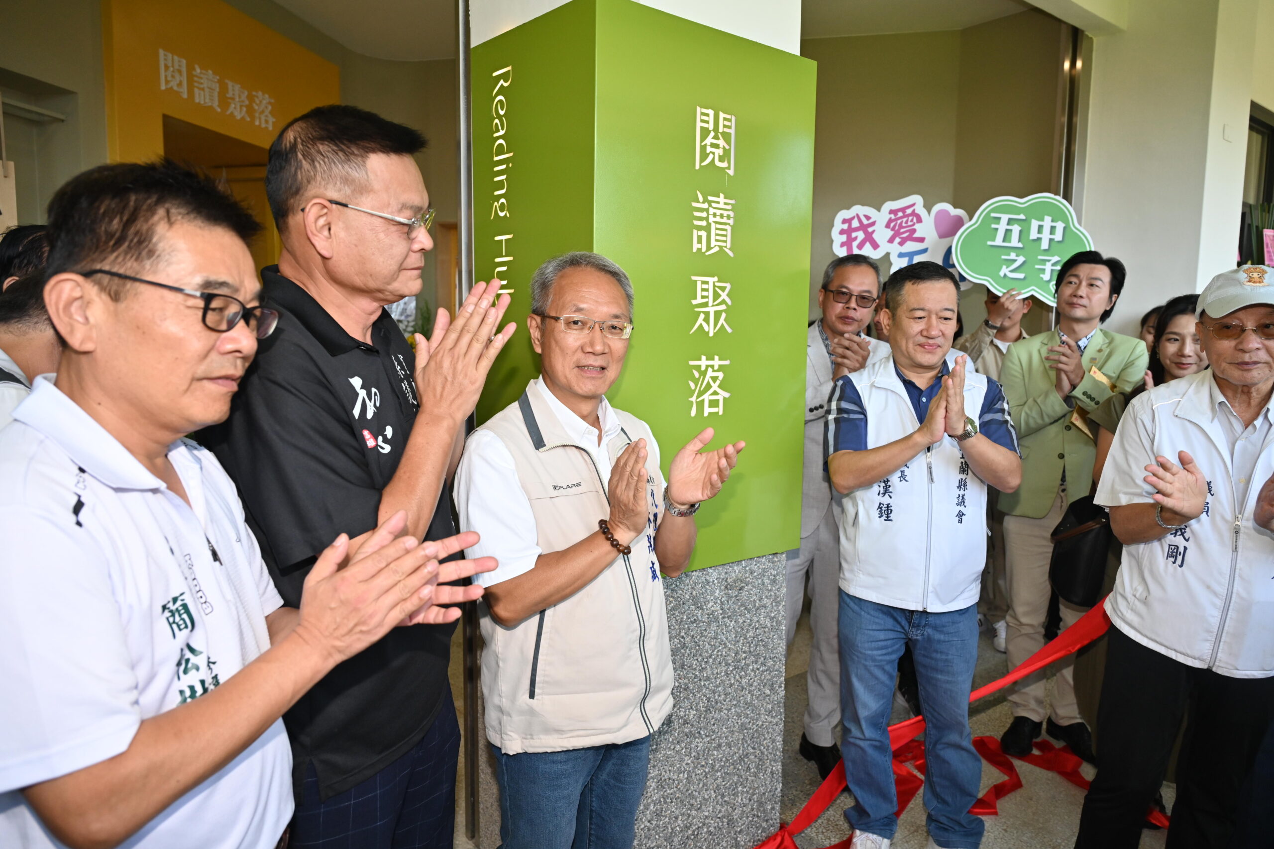 五結國中「閱讀聚落」以學生興趣為核心,規劃多元主題閱讀區,讓孩子從喜愛的主題探索書籍,培養自主閱讀習慣。(圖/宜蘭縣政府提供)