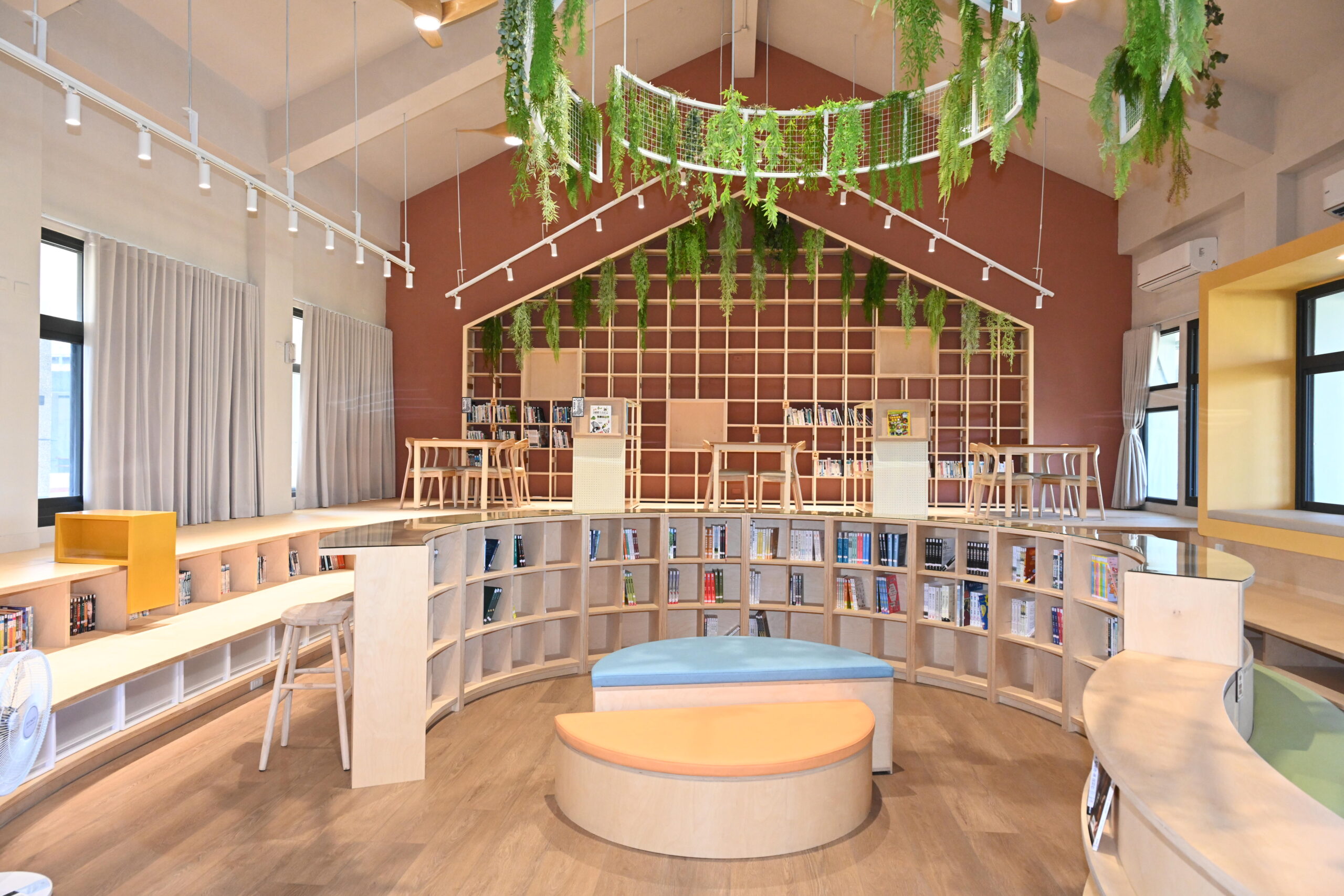 五結國中圖書館「閱讀聚落」透過主題閱讀區與空間改造,提升學生選書便利性,營造樂於親近的校園閱讀環境。(圖/宜蘭縣政府提供)