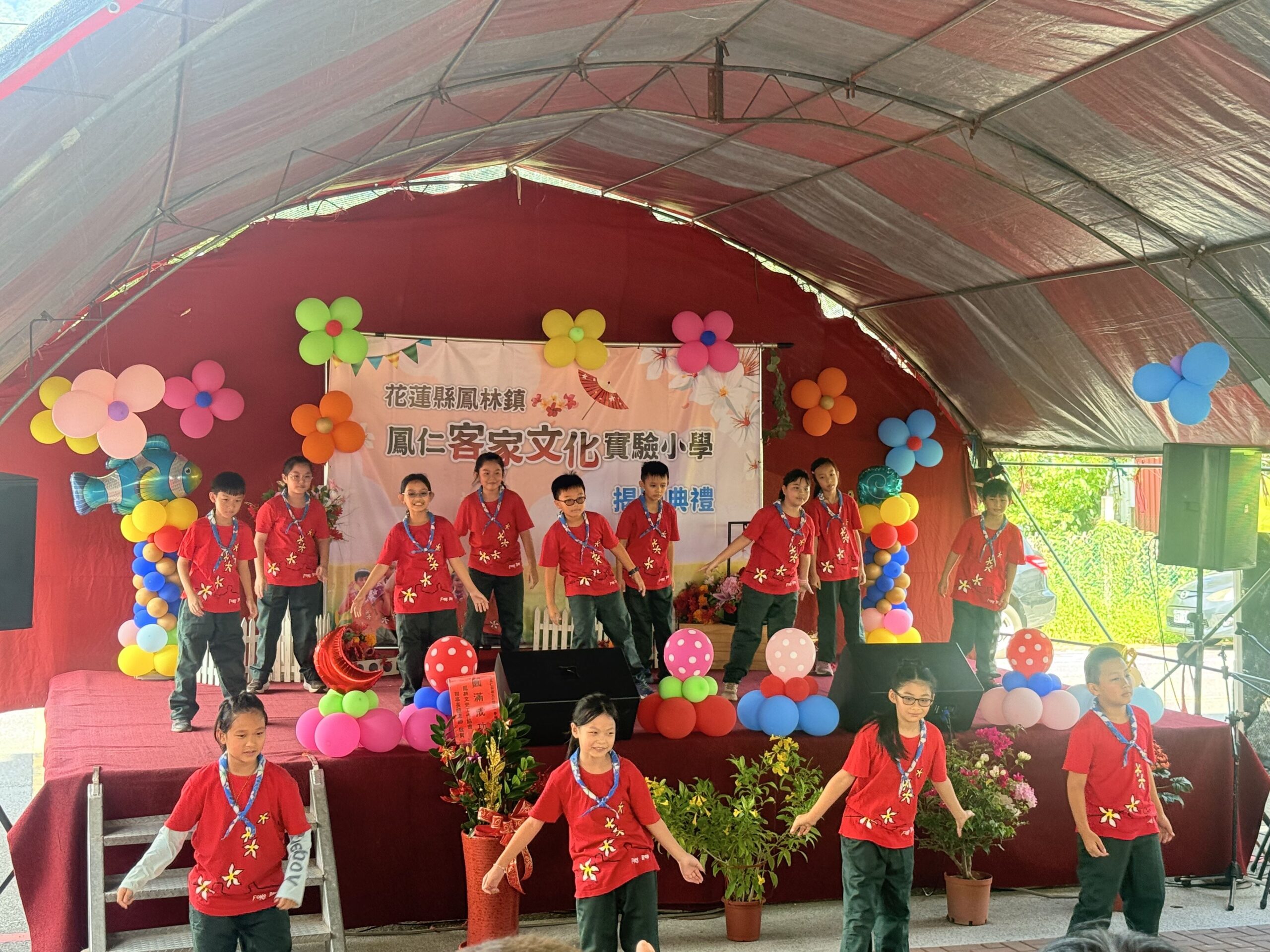 花蓮縣鳳林鎮鳳仁客家文化實驗小學學童身穿客家特色服飾,於活動典禮中帶來精彩表演,展現客家文化傳承與多元學習成果。花蓮縣政府持續推動「零元上學」政策,支持學童安心就學與多元發展。(圖/花蓮縣政府提供)