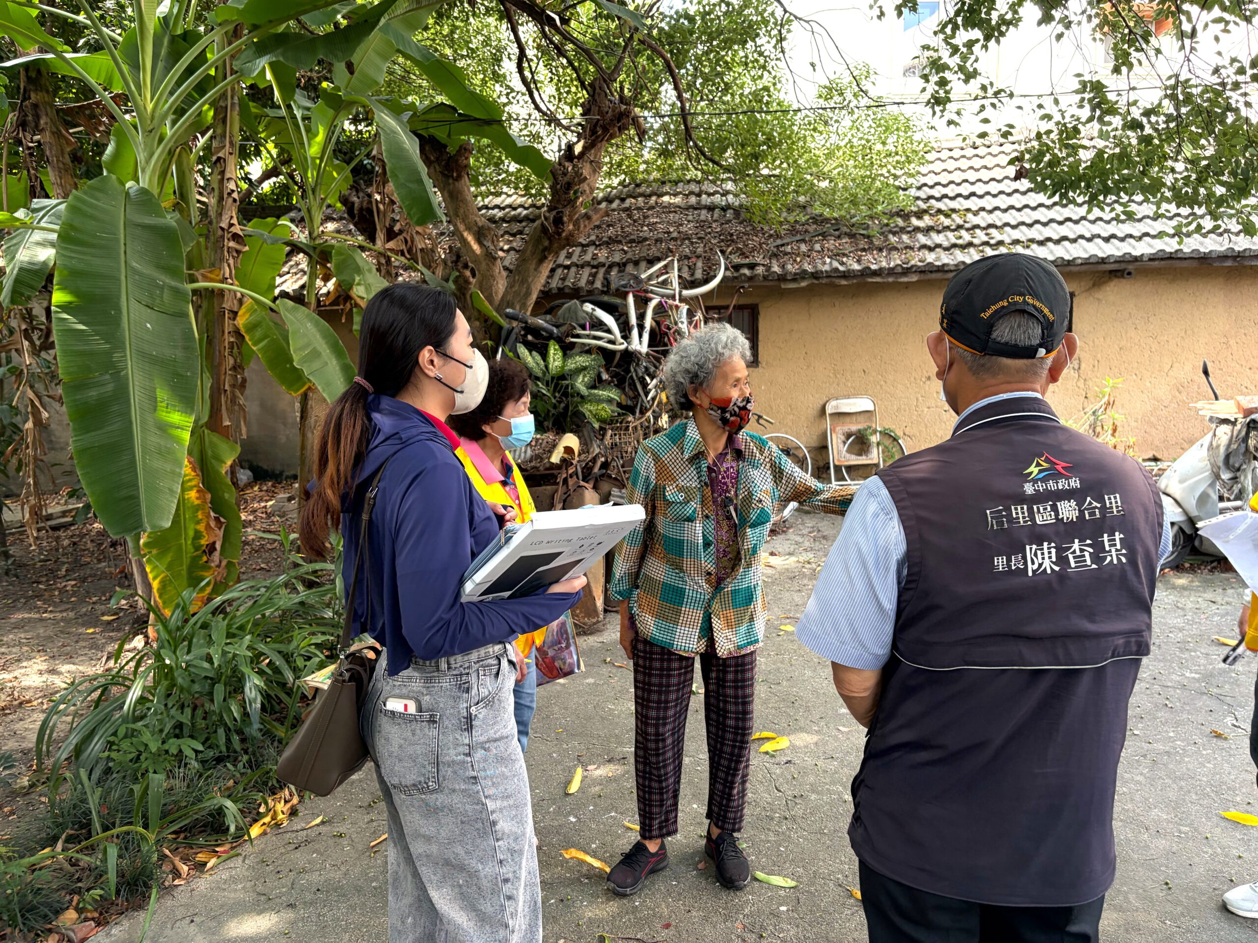 里長陪同訪查員關懷獨居長輩，協助說明訪查目的、建立信任，了解長輩生活情形與服務需求。（圖／台中市政府提供）