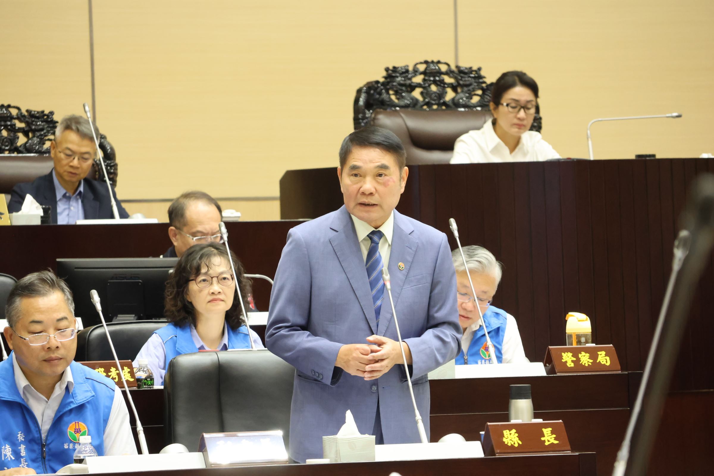 苗栗縣長鍾東錦於縣議會總質詢答覆議員提問，說明體育設施改善、親子服務及警消執勤待遇等議題。（圖／苗栗縣政府提供）