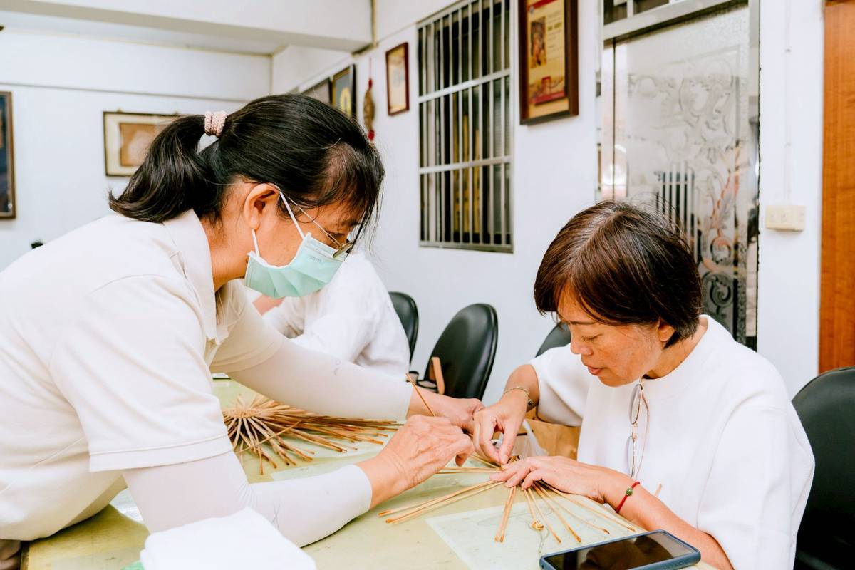 百年藺草編出農村新活力！苗栗苑裡青銀共學　接力傳承地方工藝