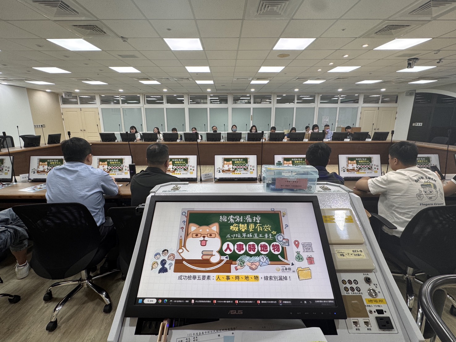 嘉義市政府政風處於新住民關懷網絡會議宣導反賄選,提醒檢舉時掌握「人、事、時、地、物」五項要素,提供具體線索,協助查察不法。(圖/嘉義市政府提供)