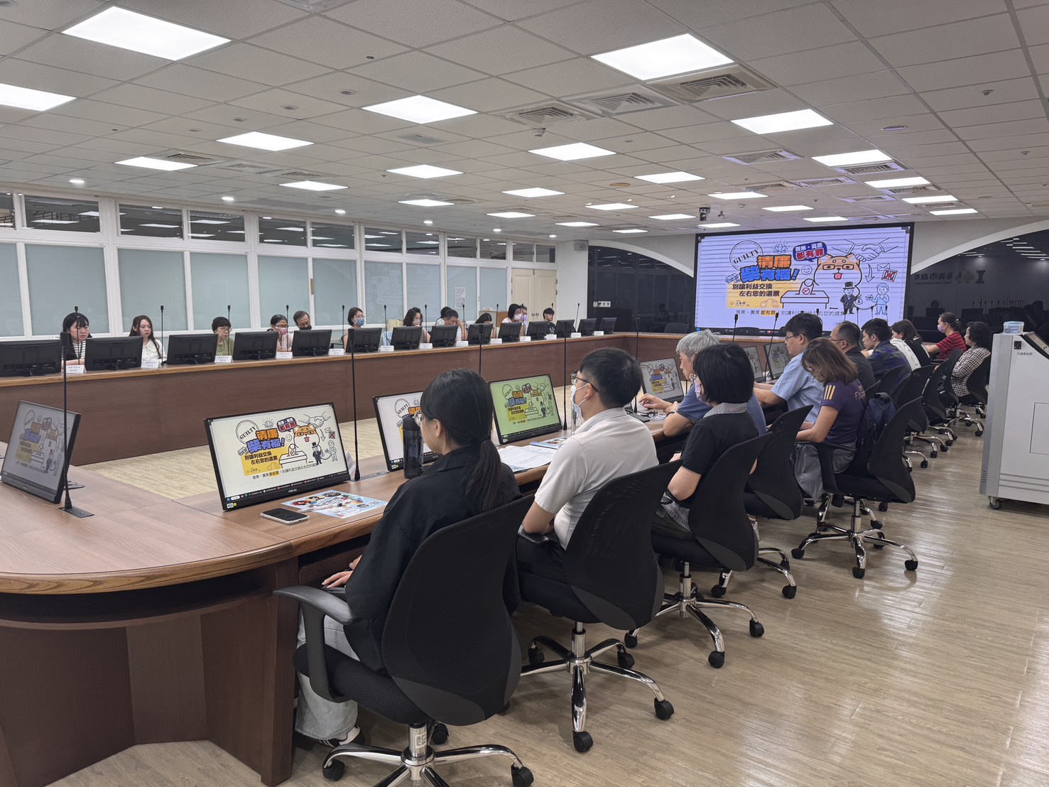嘉義市政府政風處透過新住民關懷網絡會議,向與會機關及民間團體宣導拒絕賄選,提醒勿以選票交換利益,攜手維護公平選舉環境。(圖/嘉義市政府提供)