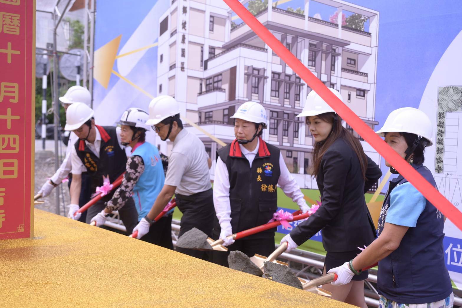 花蓮縣長徐榛蔚與出席貴賓共同執鏟，為吉安鄉健康園區動土奠基，未來園區將整合門診、健檢及日間照顧服務，提升在地照護量能。（圖／花蓮縣政府提供）
