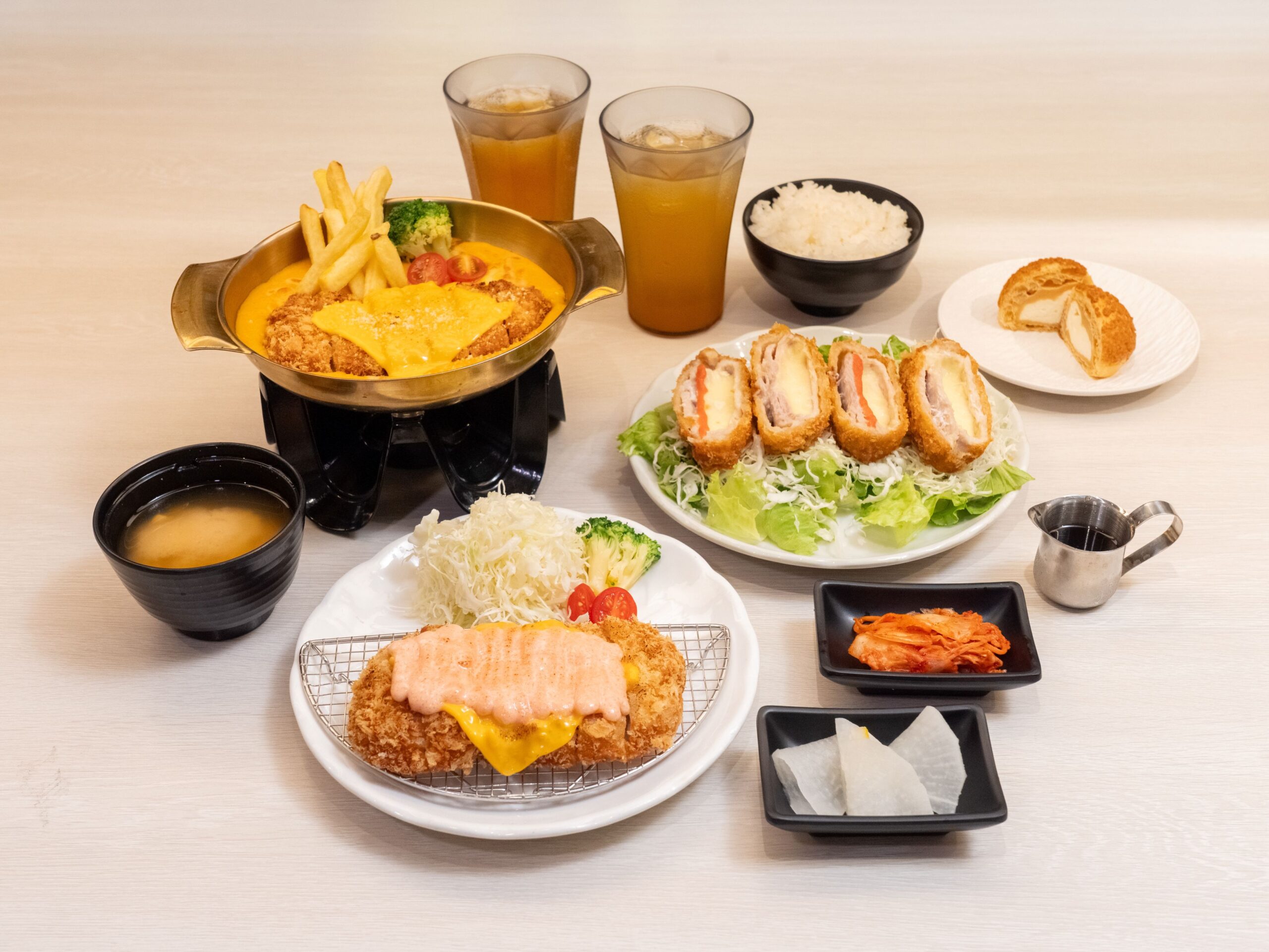 定食8人氣豬排大變身,10月15日起將招牌豬排搭配最療癒的起士組合,推出三款起士豬排。圖/業者提供