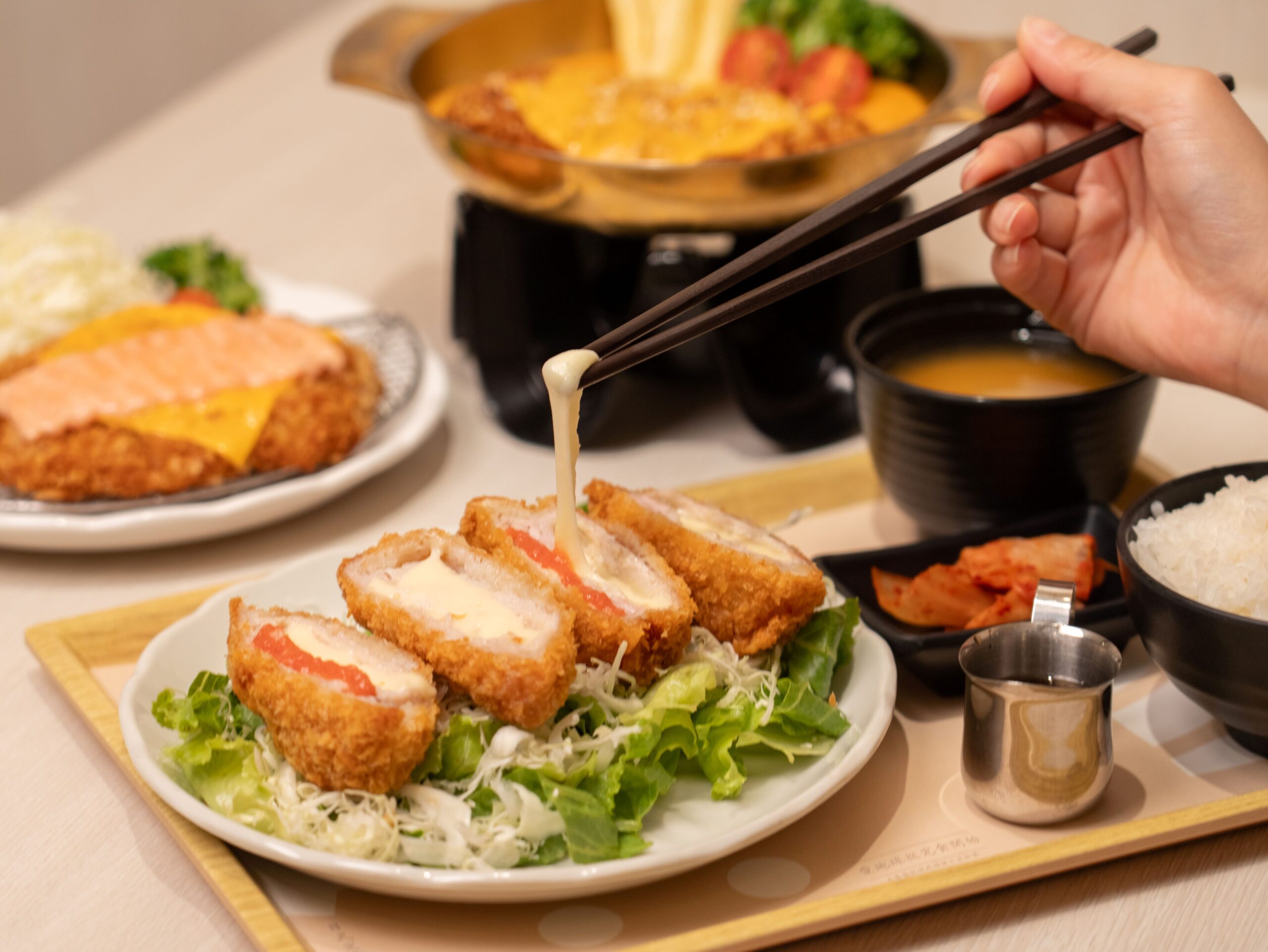 定食8以熟悉的招牌豬排搭配最多人喜愛的起士,玩出牽絲、炙燒、爆漿三種吃法,挑戰饕客心中的豬排冠軍。圖/業者提供