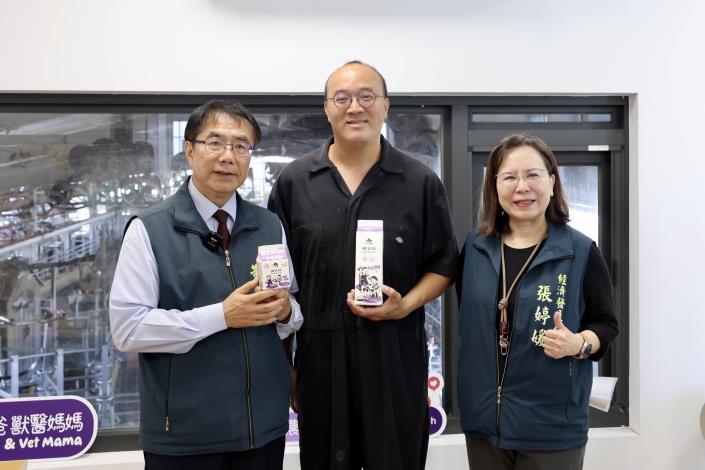 乳牛戴上智慧項圈、糞尿變能源！台南柳營酪農走出轉型新路