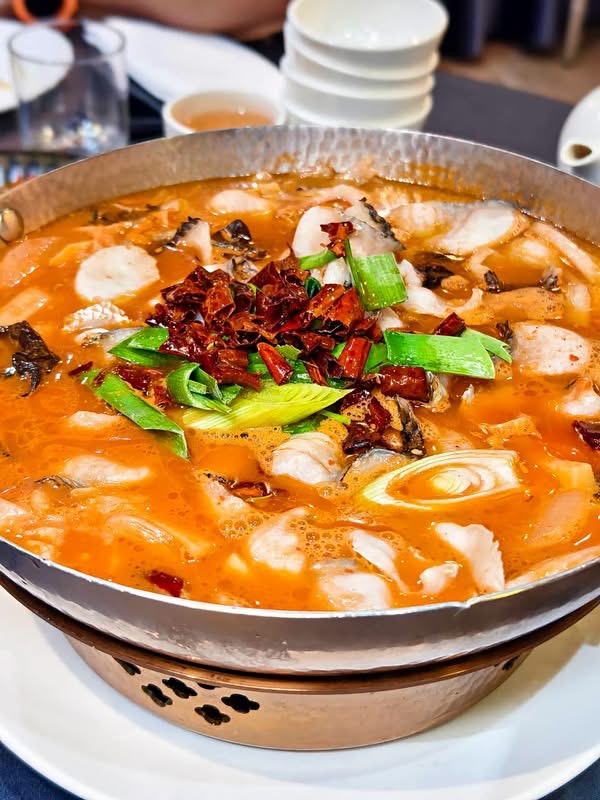 台北美食新亮點！彭園創始店「紅酸湯魚」酸辣飄香　發酵湯頭讓饕客連喝三碗停不下來