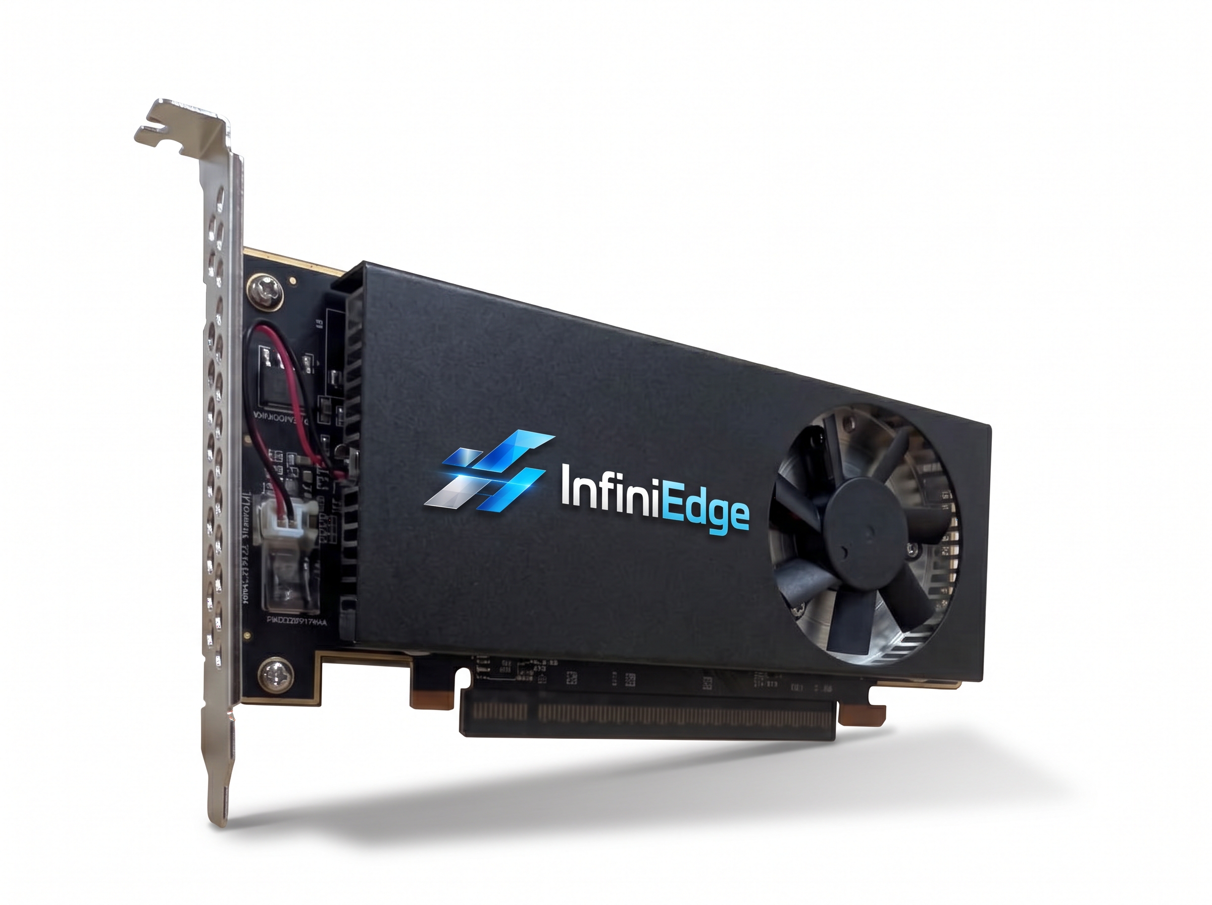 VERTEX 加速卡: INFINEDGE VERTEX 邊緣運算加速卡,採用主動式散熱設計,專為 Edge AI 終端環境打造,提供靈活且強大的運算支援,是企業將強大 AI 算力落地至各類終端設備的理想樞紐。圖/丹立電子提供