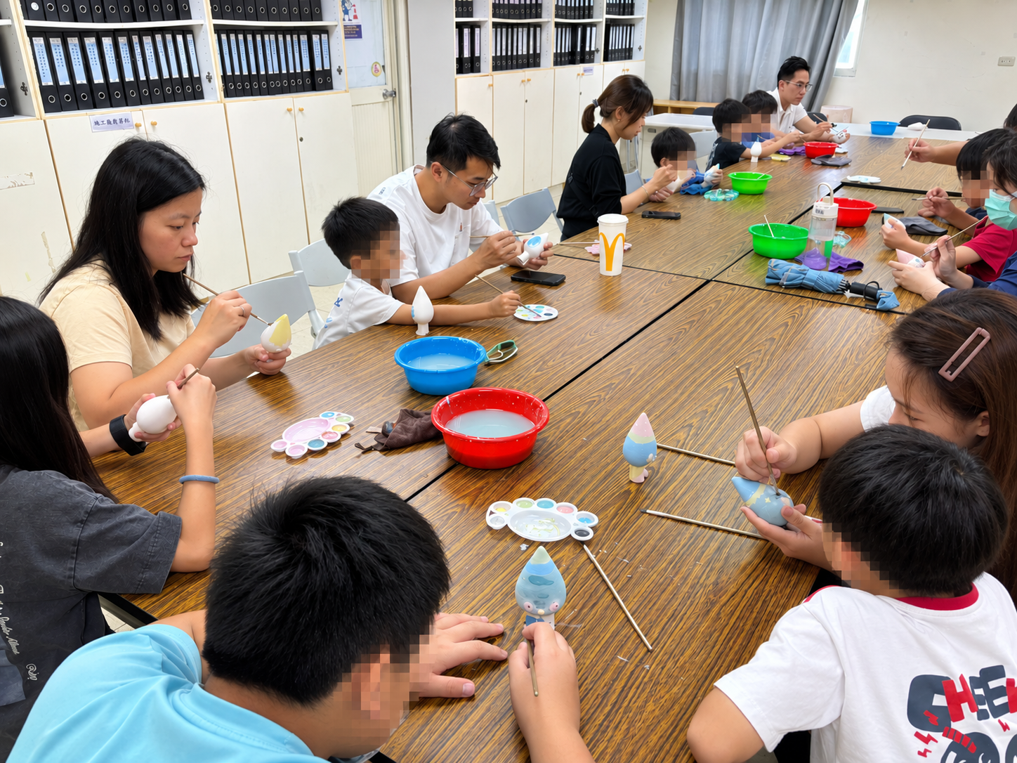 親手彩繪留下共同記憶　花蓮全民運動館邀民眾共創公共藝術