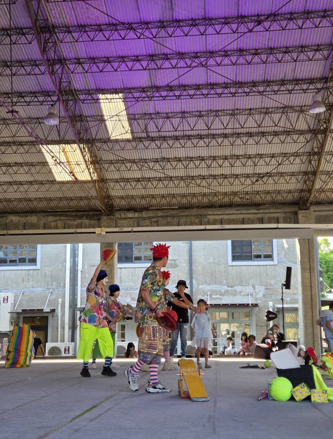 「藝術FUN遊～走讀親子小戲節」首週於中興文創園區登場，透過趣味表演讓大小朋友親近藝術，共度歡樂週末。（圖／宜蘭縣政府文化局提供）
