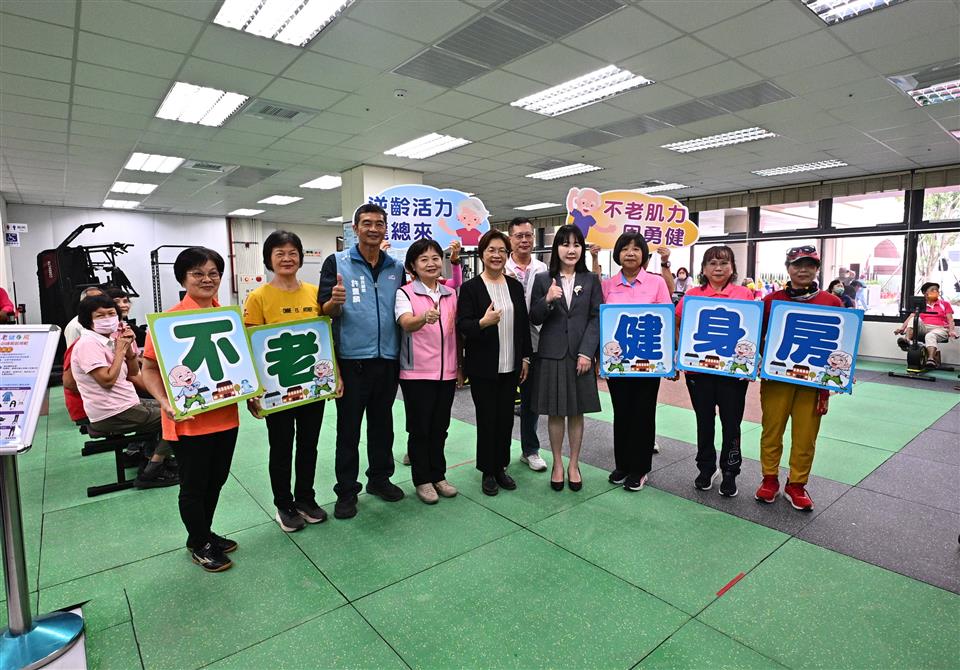 彰化縣長王惠美參觀埤頭鄉綜合式長照服務暨衛生所新建大樓，了解館內服務空間與設施規劃，盼透過整合托育、醫療及長照資源，滿足在地家庭照顧需求。（圖／彰化縣政府提供）