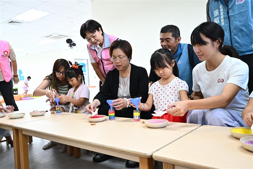 彰化縣長王惠美參觀埤頭鄉綜合式長照服務暨衛生所新建大樓，了解館內服務空間，期盼透過全齡照顧資源整合，回應居民扶幼顧老需求。（圖／彰化縣政府提供）
