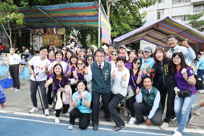 台南市長黃偉哲參與民德國中58週年校慶活動，與現場民眾及來賓開心比讚合影，洋溢熱鬧歡樂的校慶氣氛。（圖／台南市政府提供）