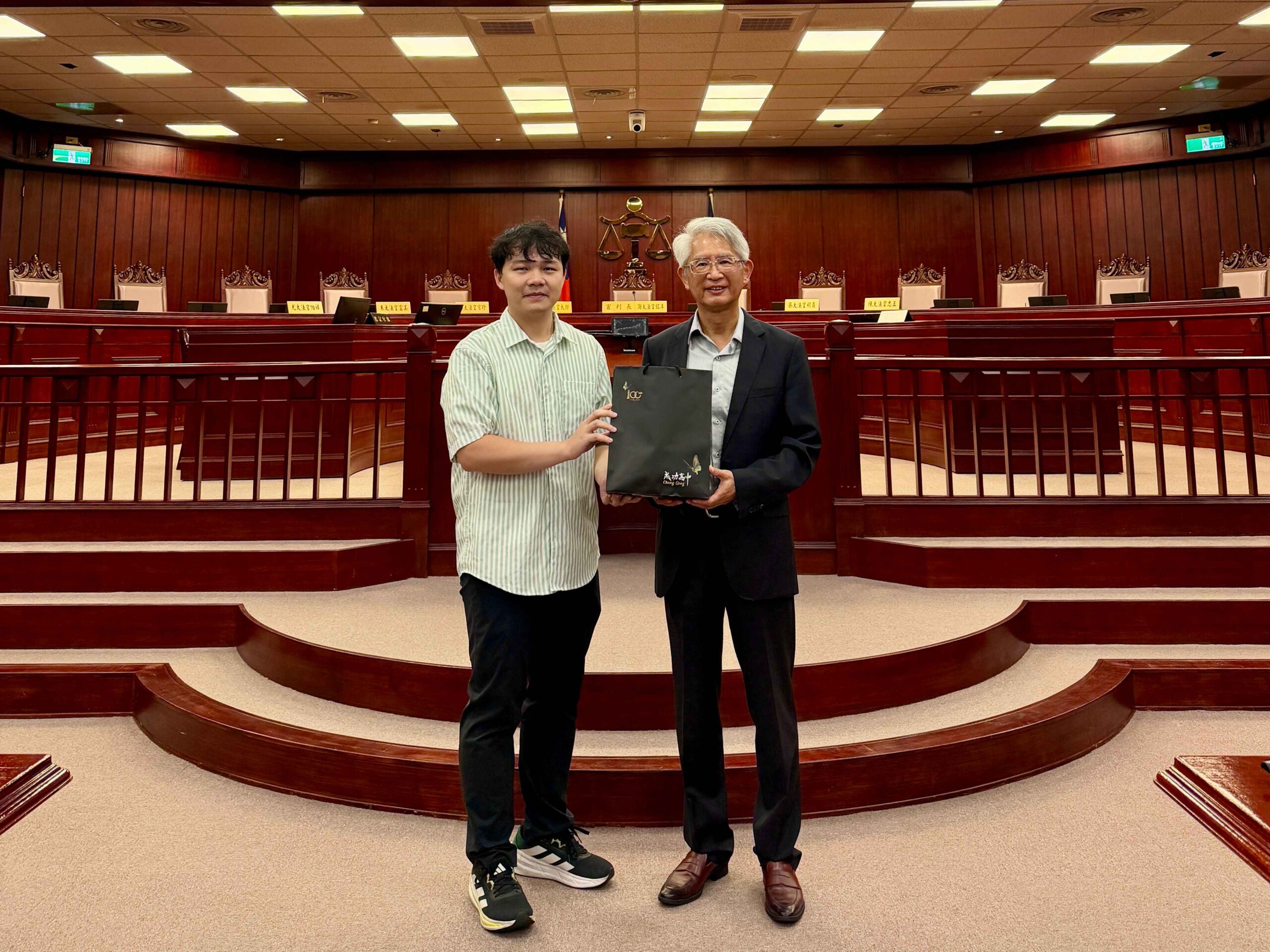 成功高中安排學生參訪憲法法庭，校友、司法院代理院長謝銘洋分享求學與職涯經驗，勉勵學弟累積專業知識、探索公共服務的可能。（圖／臺北市立成功高中提供）