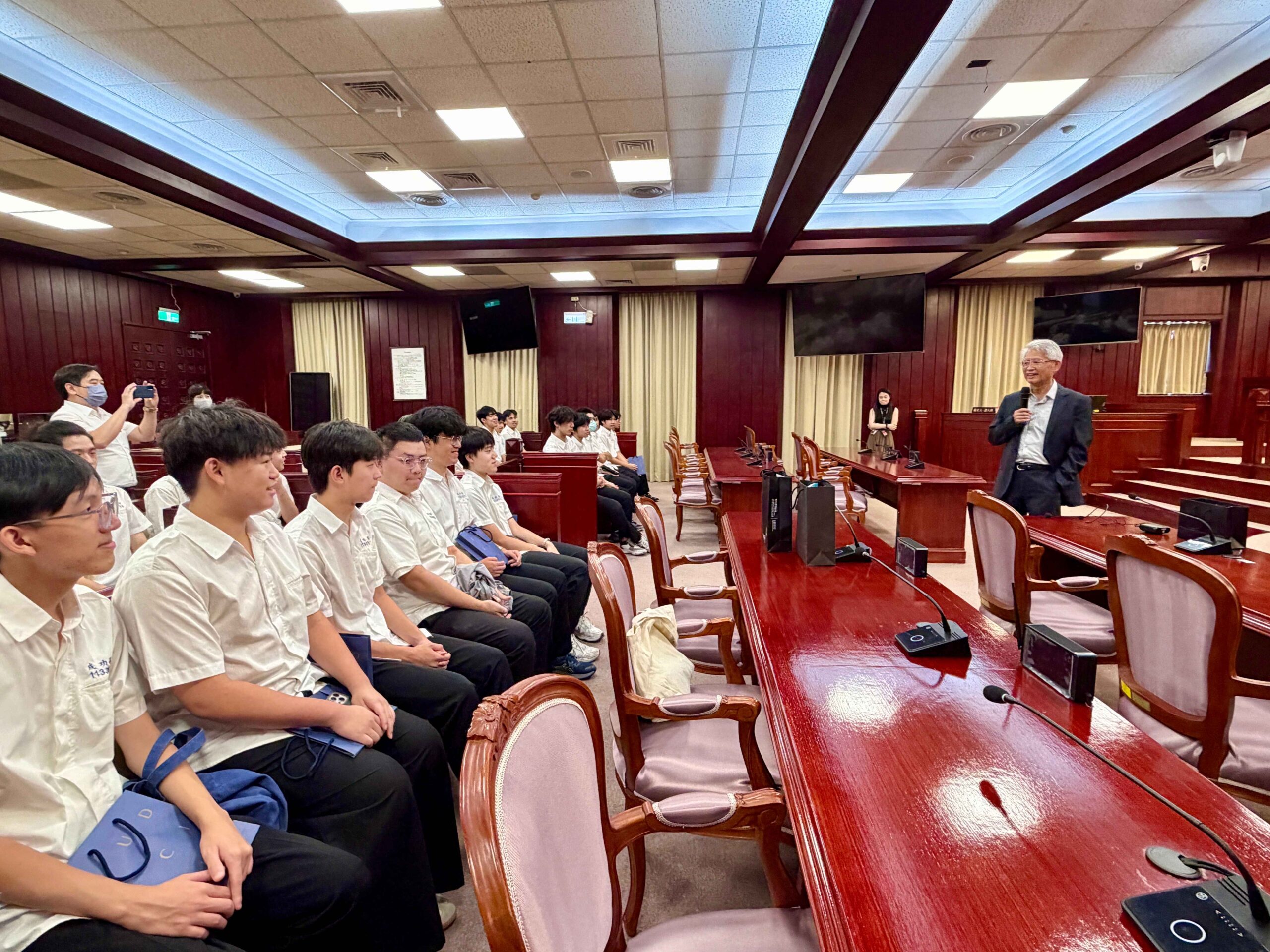 成功高中學生走訪憲法法庭，透過實地參訪連結公民課堂所學，認識憲法訴訟制度在人權保障與法治維護上的意義。（圖／臺北市立成功高中提供）