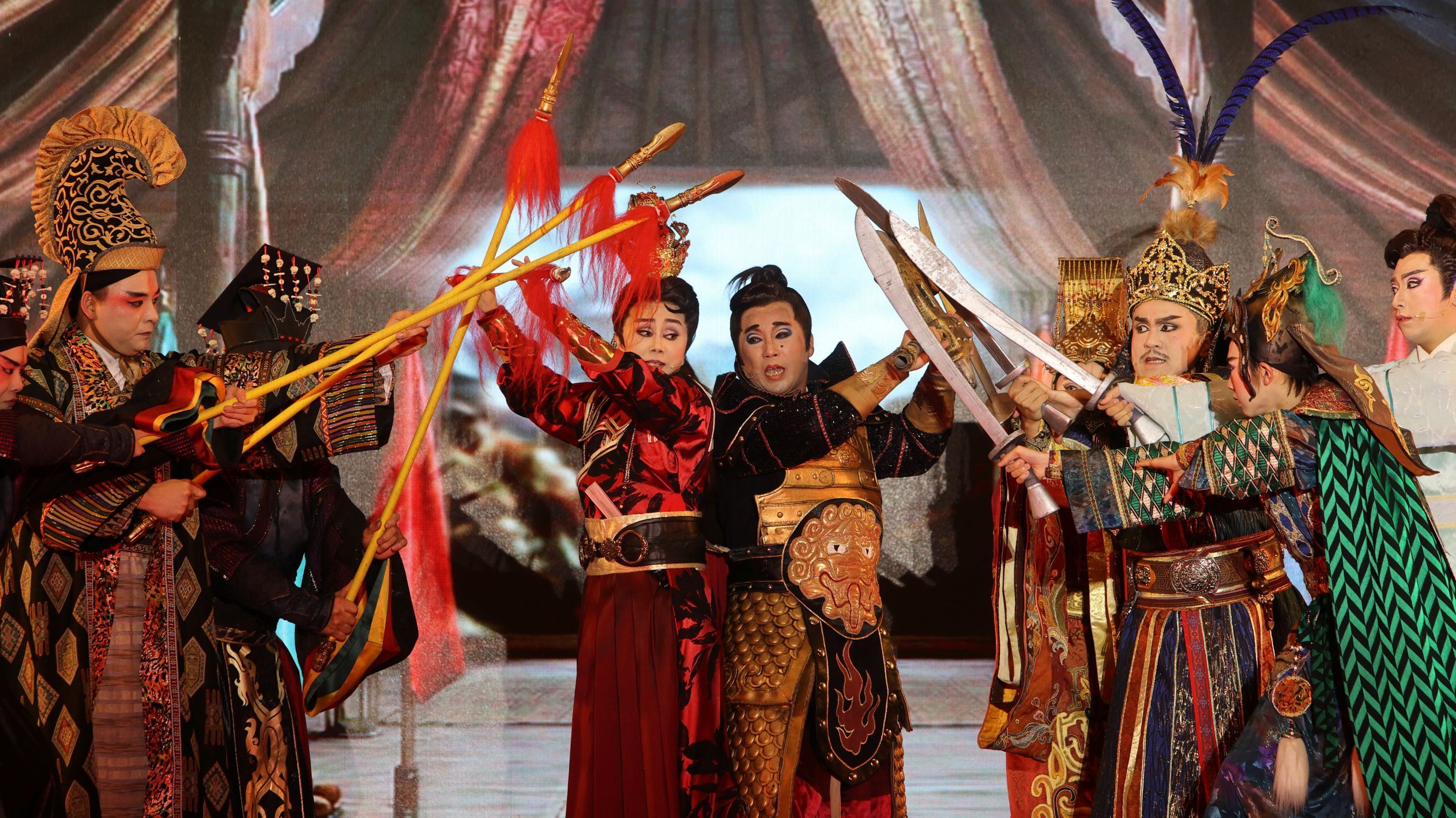 明華園《李靖斬龍》演員以鮮明扮相與刀槍交鋒的武戲場面，展現經典歌仔戲的戲劇張力。（圖／屏東縣政府文化處提供）