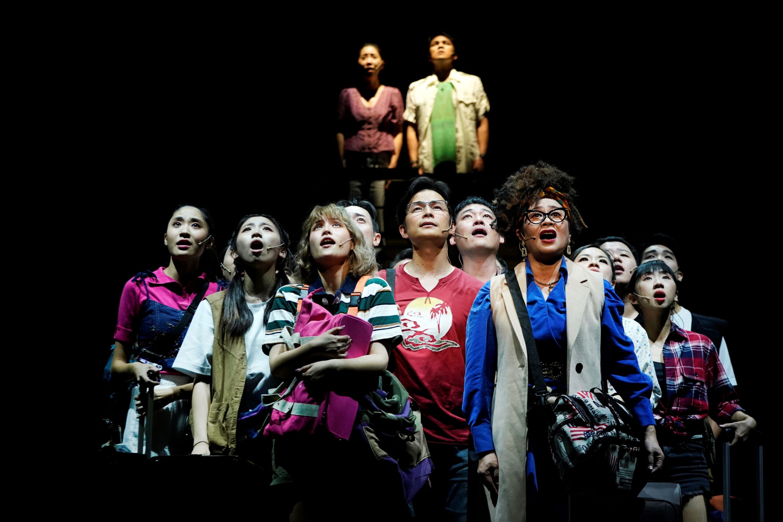 音樂劇「《海角七號》造夢者」透過演員群戲與歌聲，呈現電影誕生背後的堅持與感動，帶領觀眾走進幕後追夢故事。（圖／屏東縣政府文化處提供）