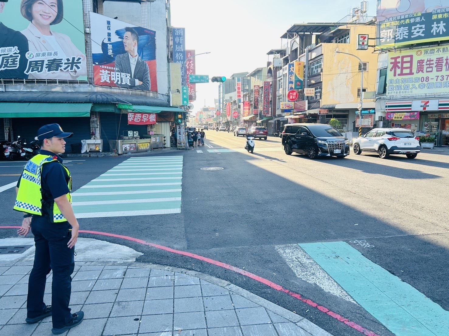 屏東員警於路口維護交通秩序,結合事故數據分析與現場勤務,守護行人及車輛通行安全。(圖/屏東縣政府提供)
