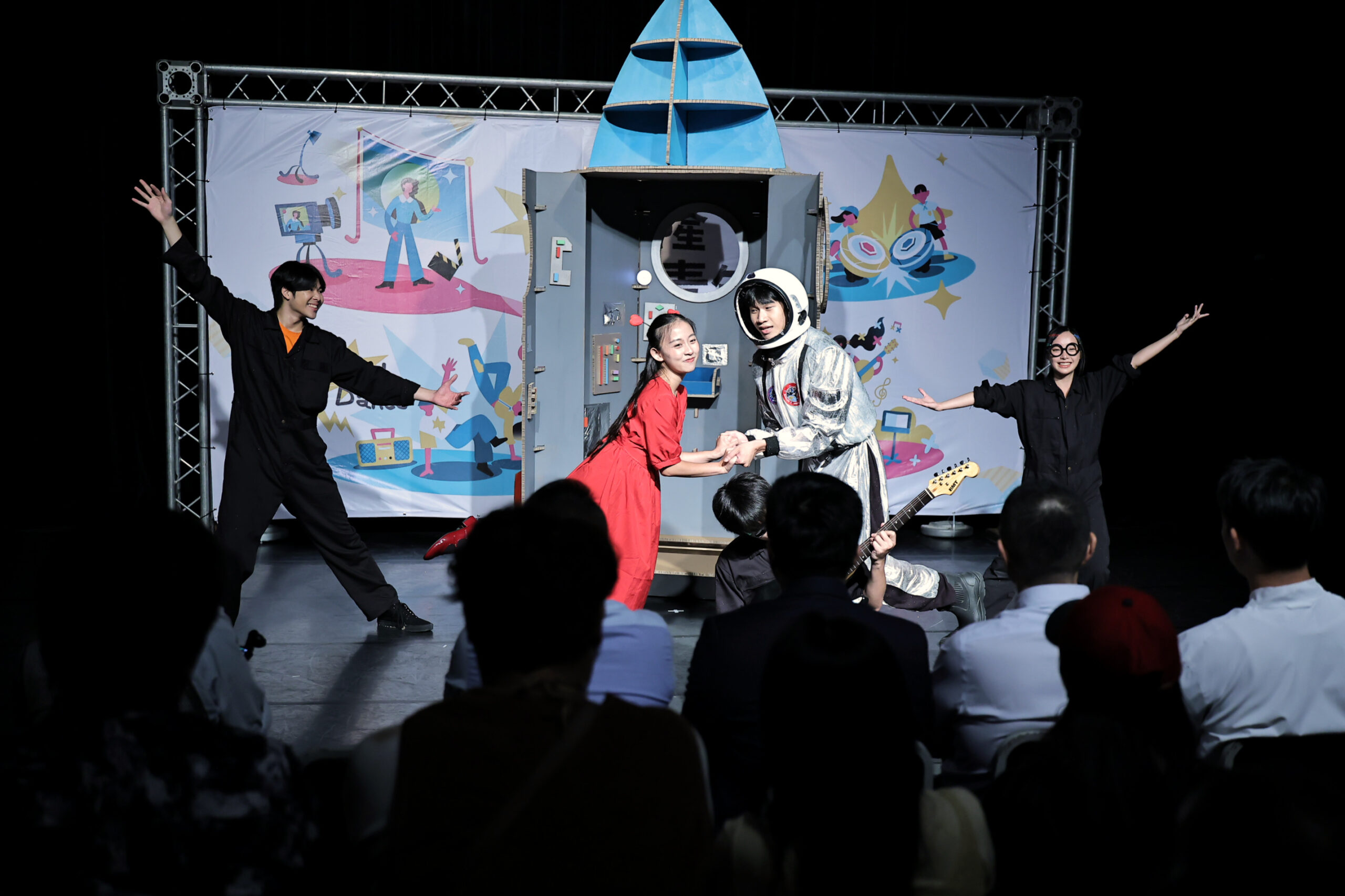 青年原創短劇《巨星的誕生》結合太空人造型、特色布景與肢體演出，在「在地好演員」記者會展現青年創意與舞台活力。（圖／基隆市政府提供）